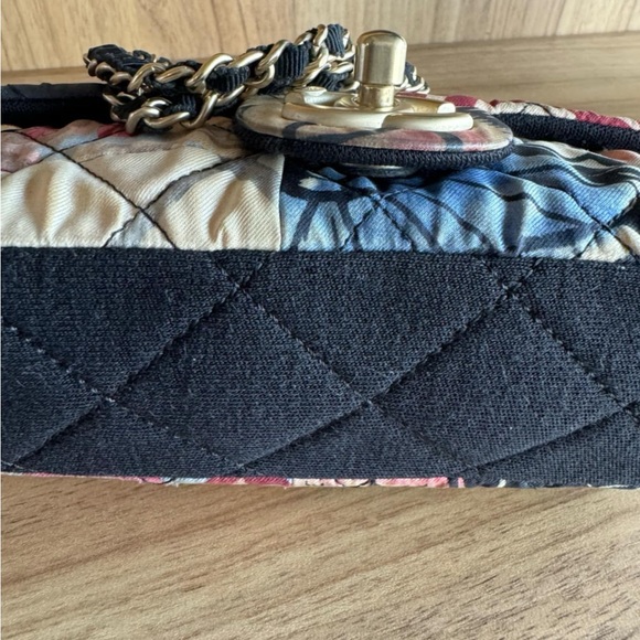 CHANEL Black and Cream Quilted Shoulder Bag with Chain Strap - Picture 7 of 16